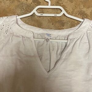 Time and Tru White V-Neck ToP NWOT NEVER BEEN USED.